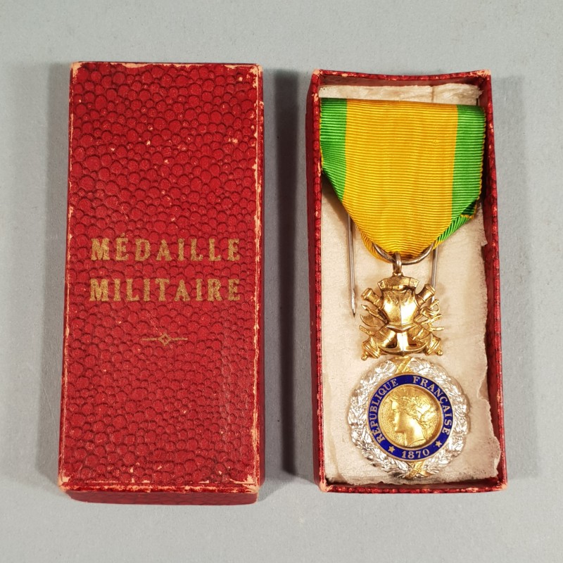 FRANCE MEDAILLE MILITAIRE 3 ème REPUBLIQUE VALEUR ET DISCIPLINE EN BOITE MARQUEE