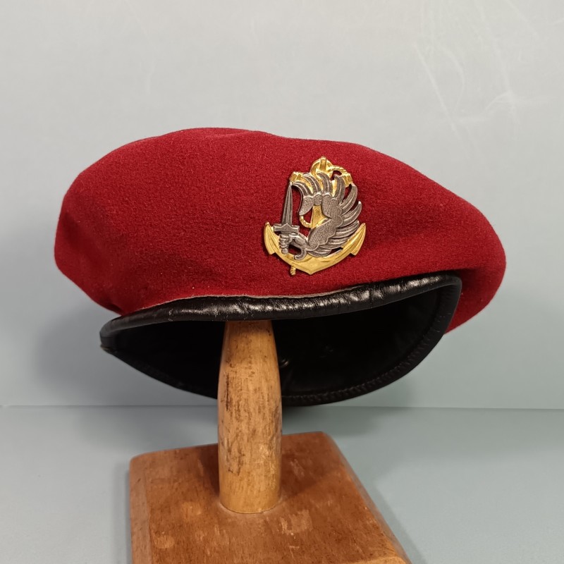 BERET ROUGE AMARANTE PARACHUTISTES DES TROUPES DE MARINE TAILLE 57 FABRICATION ANNEES 1967 INSIGNE DRAGO PARIS