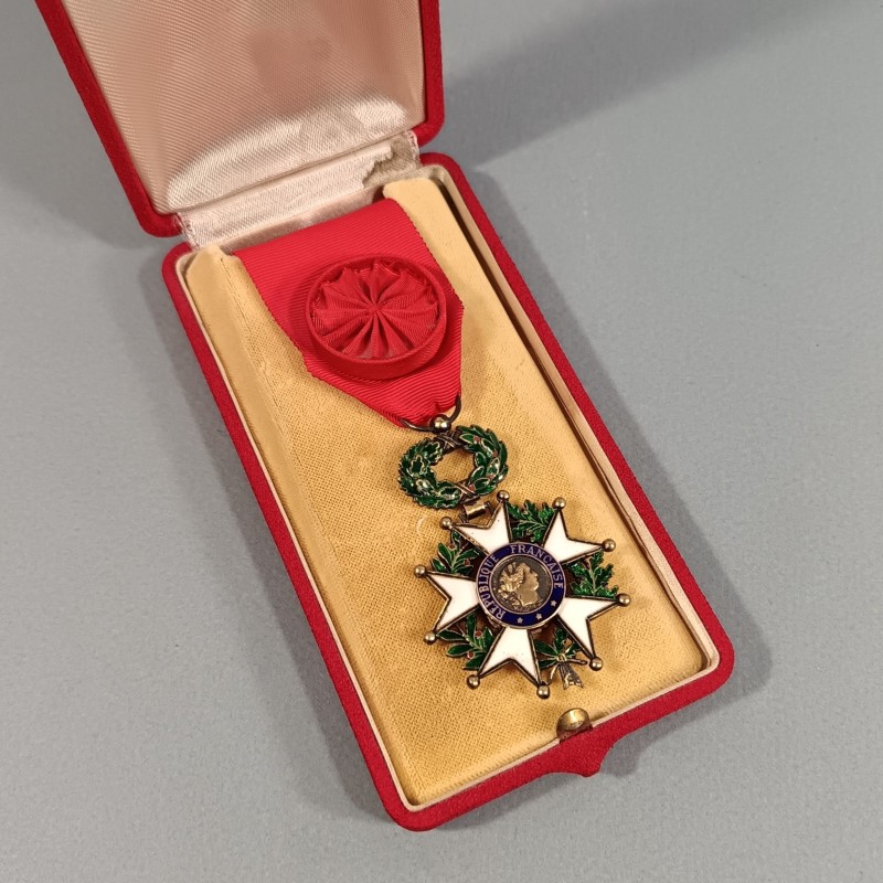 FRANCE MEDAILLE D'OFFICIER DE L'ORDRE DE LA LEGION D'HONNEUR 5 ème REPUBLIQUE MODELE ACTUEL EN ARGENT EN COFFRET