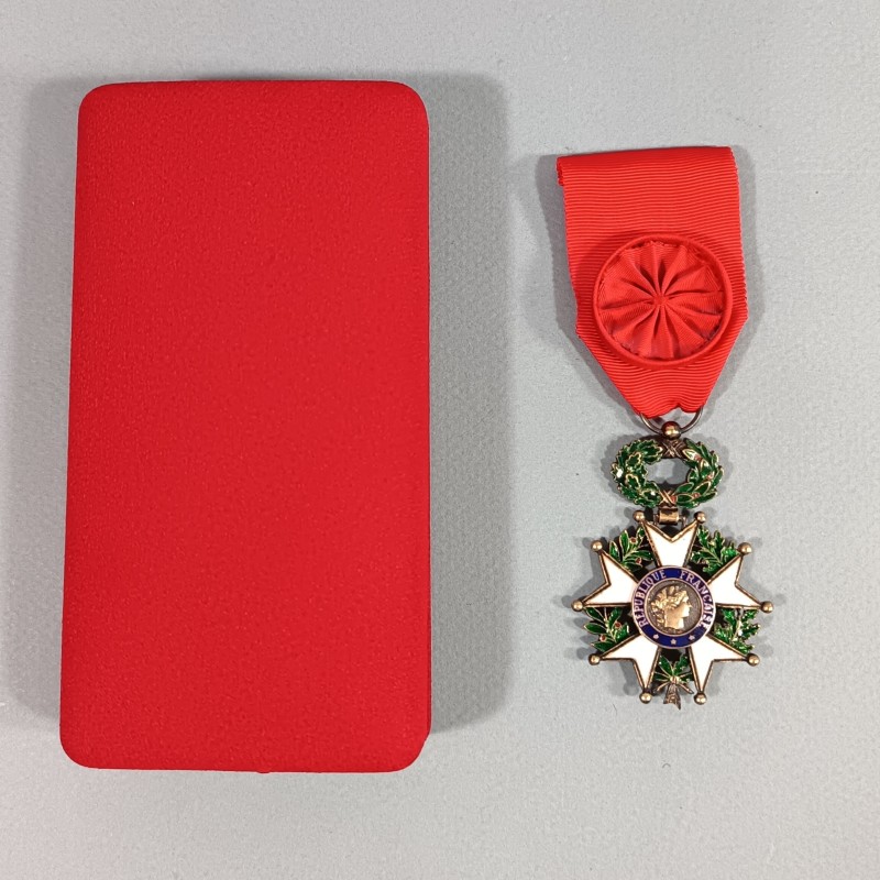 FRANCE MEDAILLE D'OFFICIER DE L'ORDRE DE LA LEGION D'HONNEUR 5 ème REPUBLIQUE MODELE ACTUEL EN ARGENT EN COFFRET