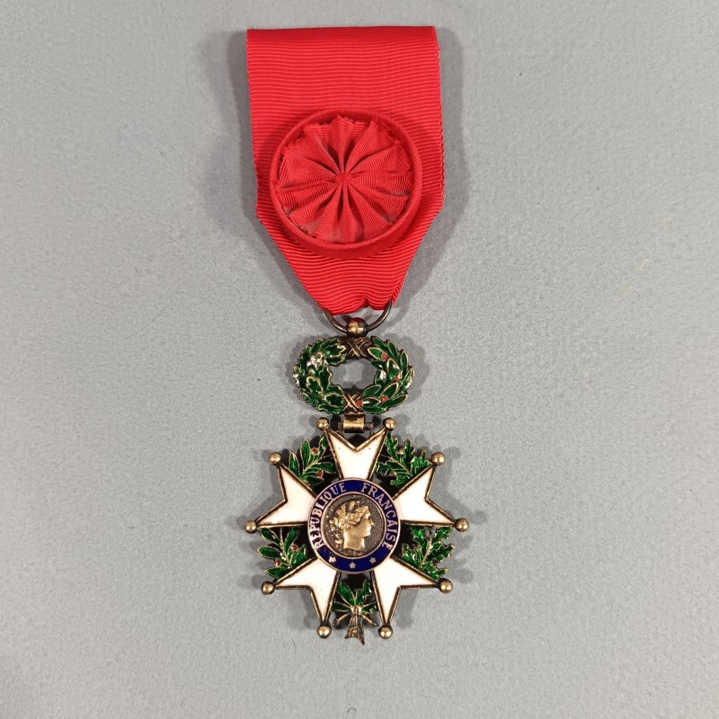 FRANCE MEDAILLE D'OFFICIER DE L'ORDRE DE LA LEGION D'HONNEUR 5 ème REPUBLIQUE MODELE ACTUEL EN ARGENT EN COFFRET