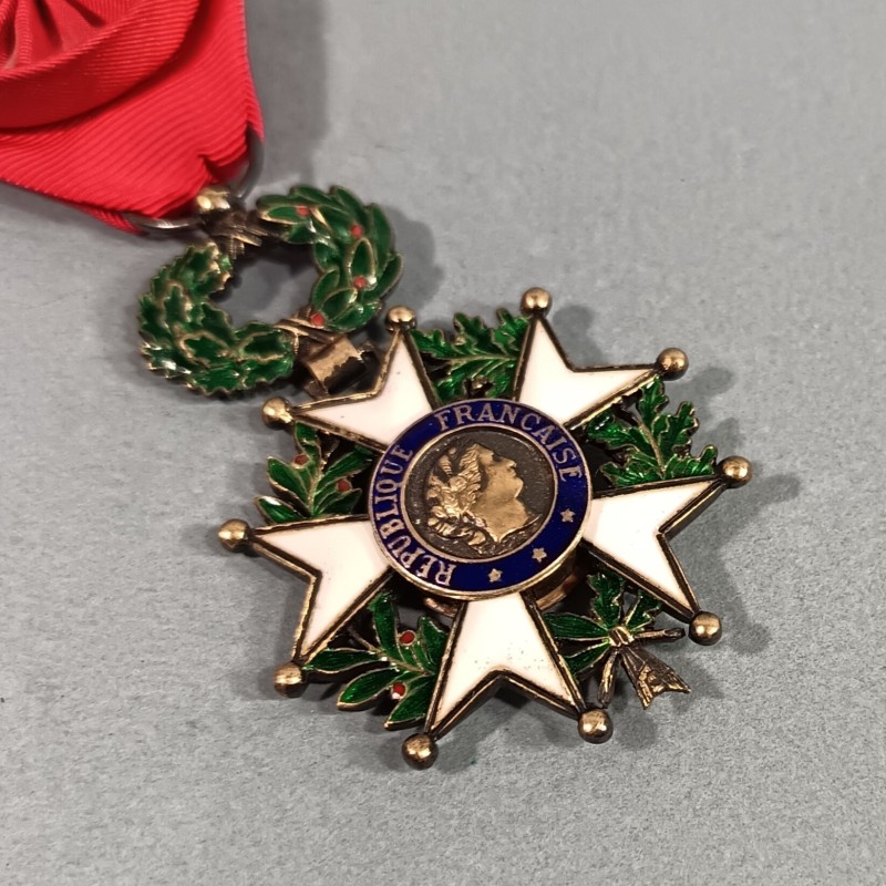 FRANCE MEDAILLE D'OFFICIER DE L'ORDRE DE LA LEGION D'HONNEUR 5 ème REPUBLIQUE MODELE ACTUEL EN ARGENT EN COFFRET